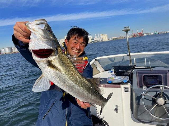 ボートフィッシング　釣り　シーバス　東京湾　京浜運河　マリンライセンスロイヤル