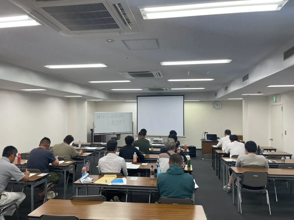 海上特殊無線技士養成コースの講習風景（マリンライセンスロイヤル福岡）