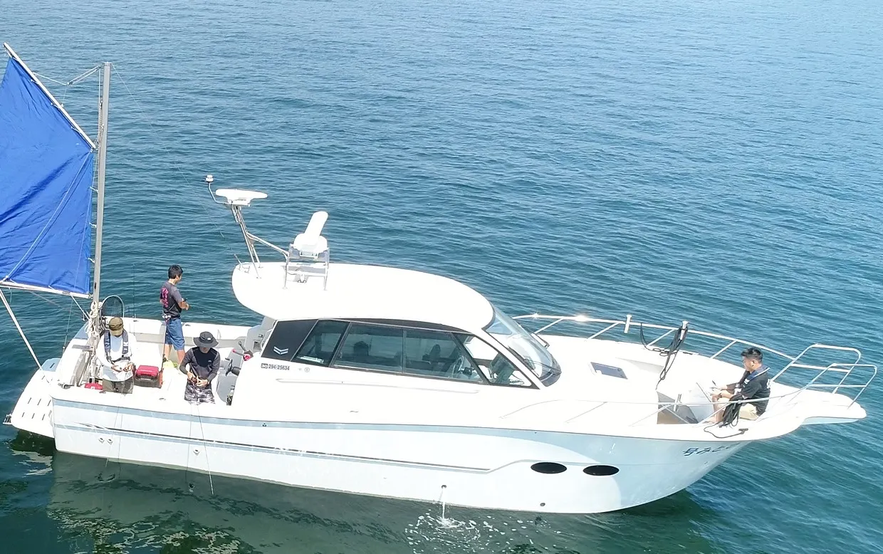 航行するボートの写真