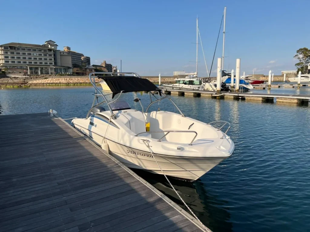 サントピアマリーナ 係留されているボートの写真①