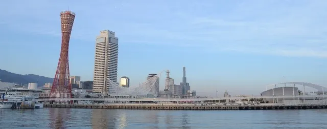 海からみた神戸港の写真